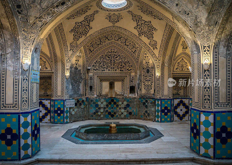 伊朗卡尚Sultan Amir Ahmad Qasemi Bathhouse的内部瓷砖和装饰。